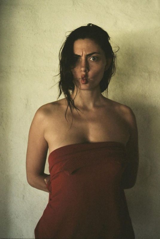 PHOEBE TONKIN - Instagram Photos 11/25/2020