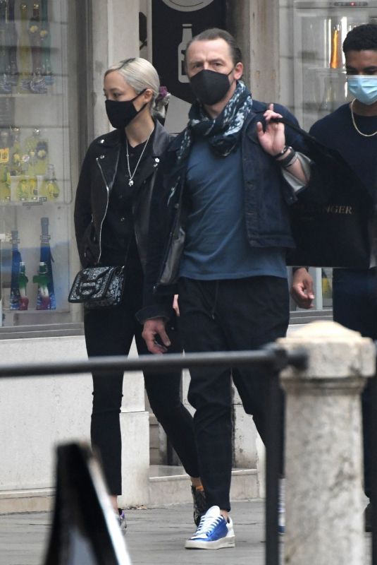 POM KLEMENTIEFF and Simon Pegg Out with Friends in Venice 10/31/2020