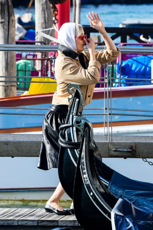 POM KLEMENTIEFF Out and About in Venice 11/13/2020