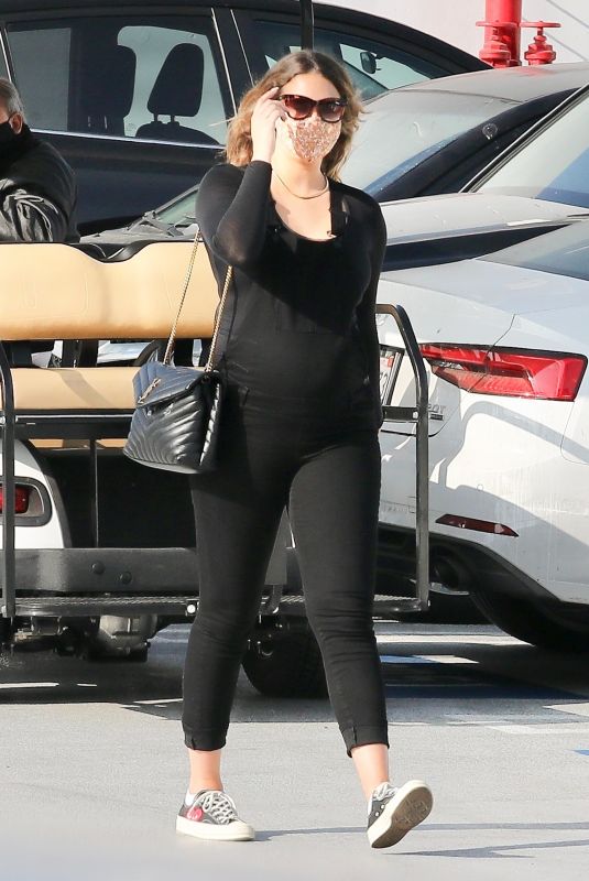 Pregnant APRIL LOVE GEARY Arrives at Doctor