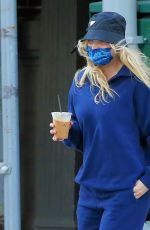 Pregnant ELSA HOSK and Tom Daly Out for Coffee in New York 11/10/2020