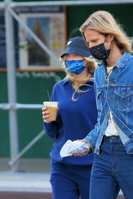 Pregnant ELSA HOSK and Tom Daly Out for Coffee in New York 11/10/2020