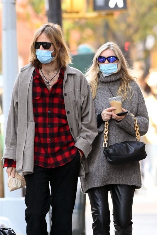 Pregnant ELSA HOSK and Tom Daly Out in New York 11/21/2020