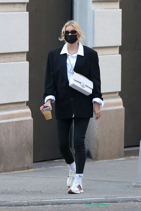 Pregnant ELSA HOSK Out and About in New York 11/08/2020