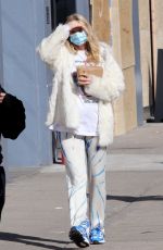 Pregnant ELSA HOSK Out in New York 11/04/2020
