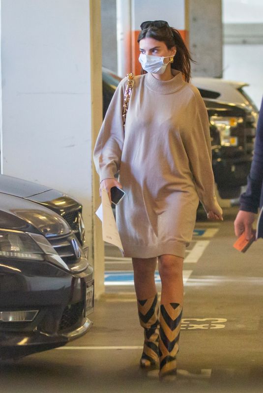 Pregnant EMILY RATAJKOWSKI Out in Los Angeles 11/26/2020