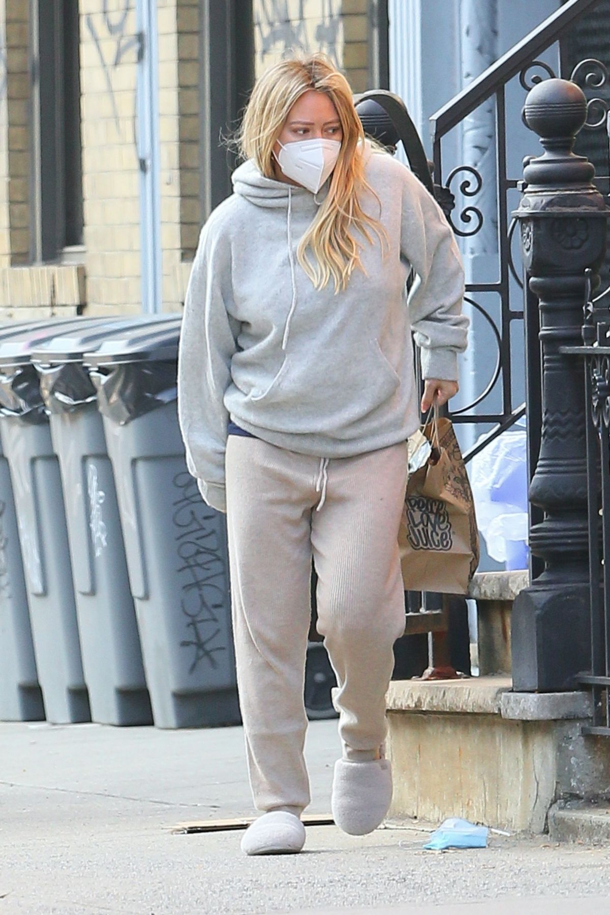 pregnant-hilary-duff-picking-up-delivered-food-in-new-york-11-21-2020-4.jpg