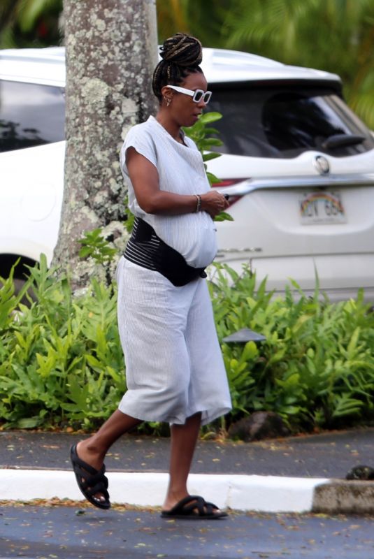 Pregnant KELLY ROWLAND Out in Hawaii 11/12/2020