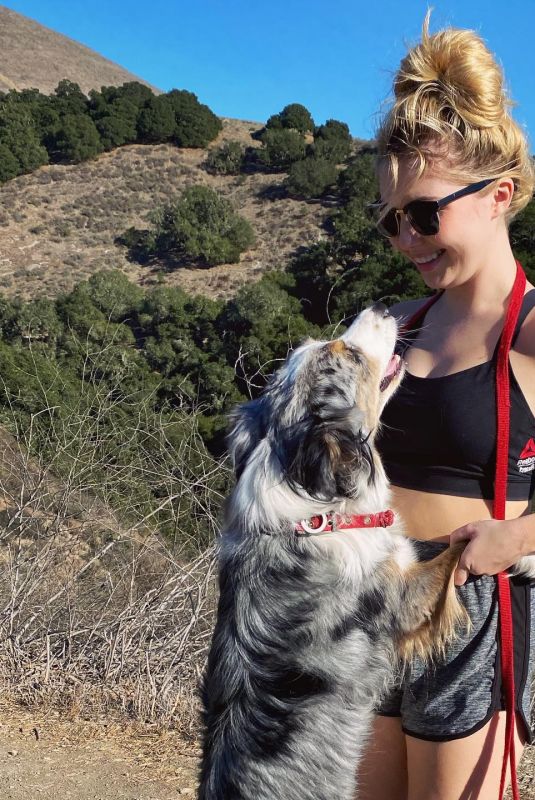 SAMMI HANRATTY - Instagram Photos 11/19/2020
