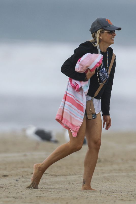SARAH MICHELLE GELLAR Out on the Beach in Malibu 11/06/2020