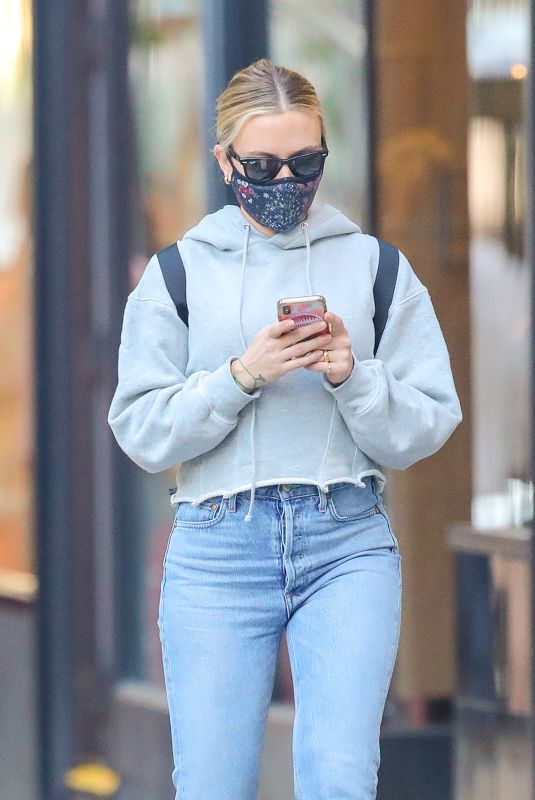 SCARLETT JOHANSSON Shows Her Wedding Ring Out in New York 11/09/2020