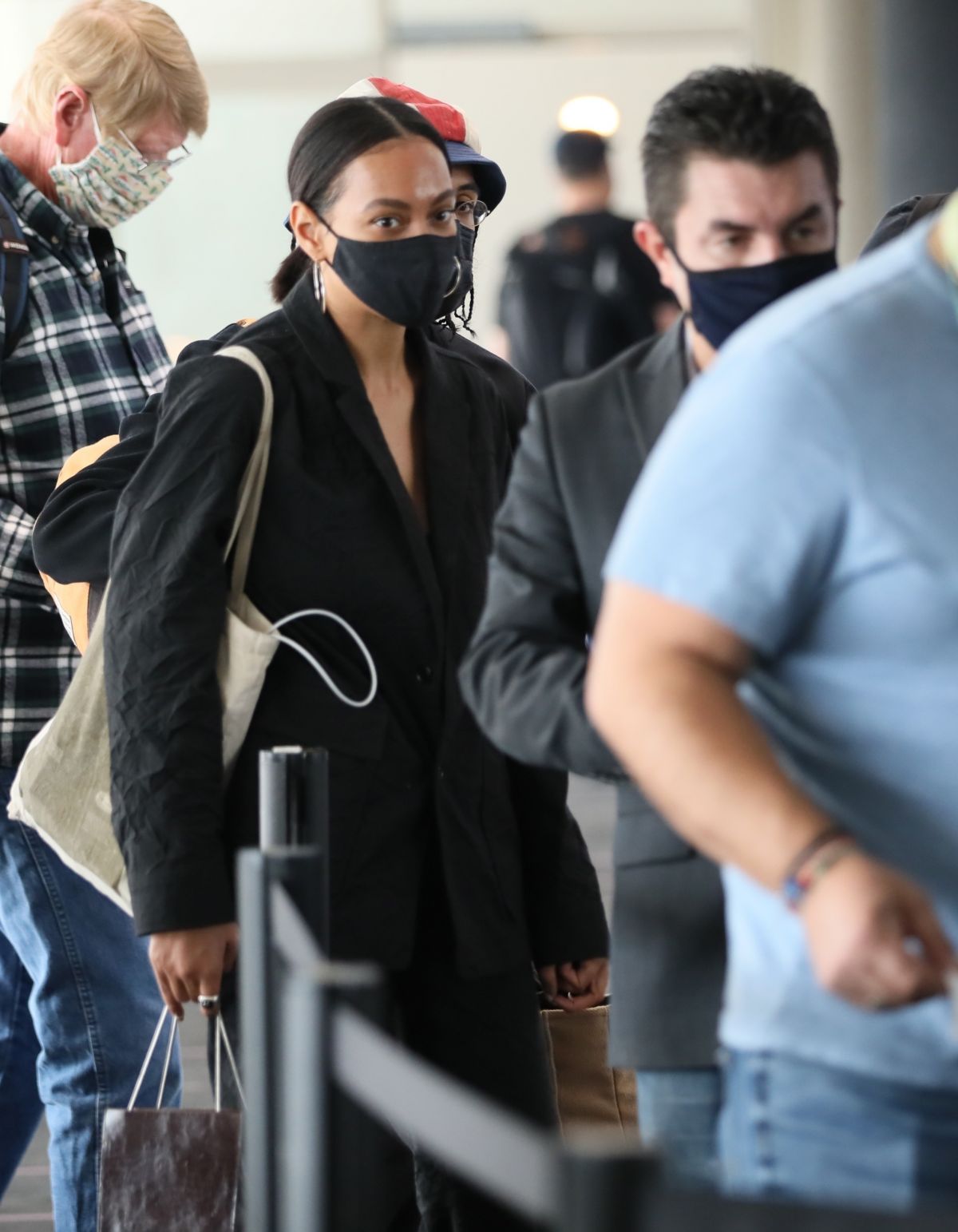 solange-knowles-at-lax-airport-in-los-angeles-11-22-2020-4.jpg