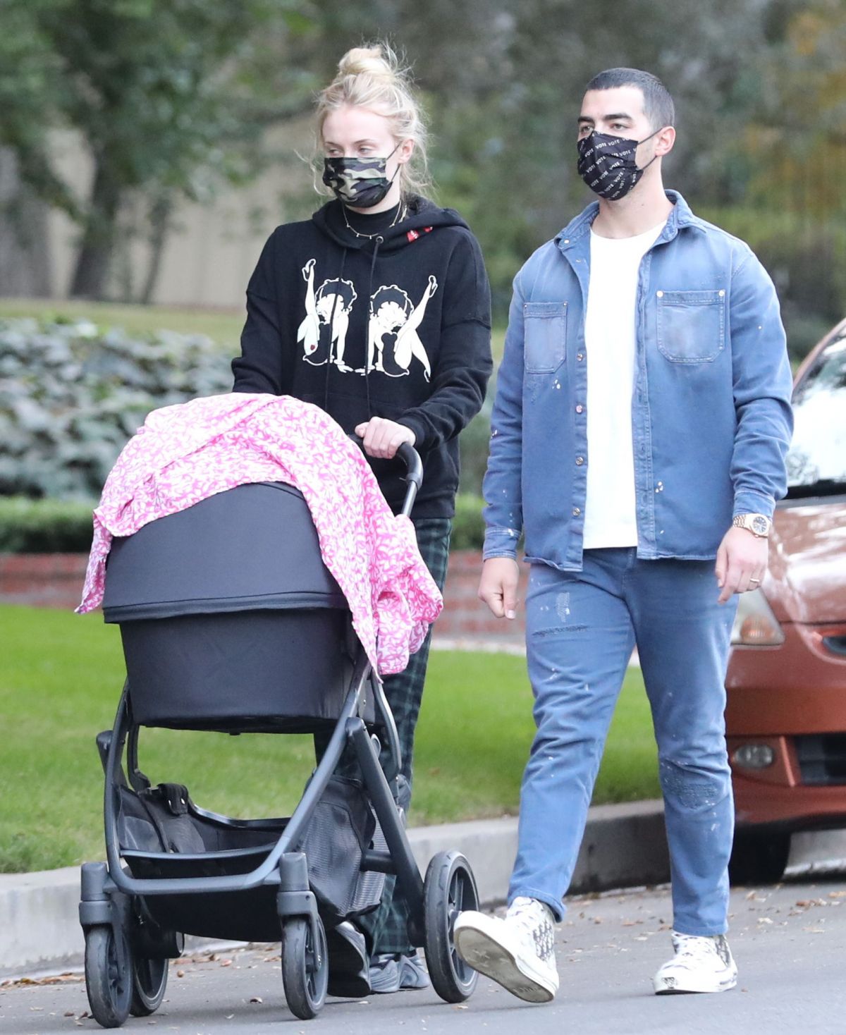sophie-turner-and-joe-jonas-out-with-their-daughter-willa-in-los-angeles-11-22-2020-9.jpg