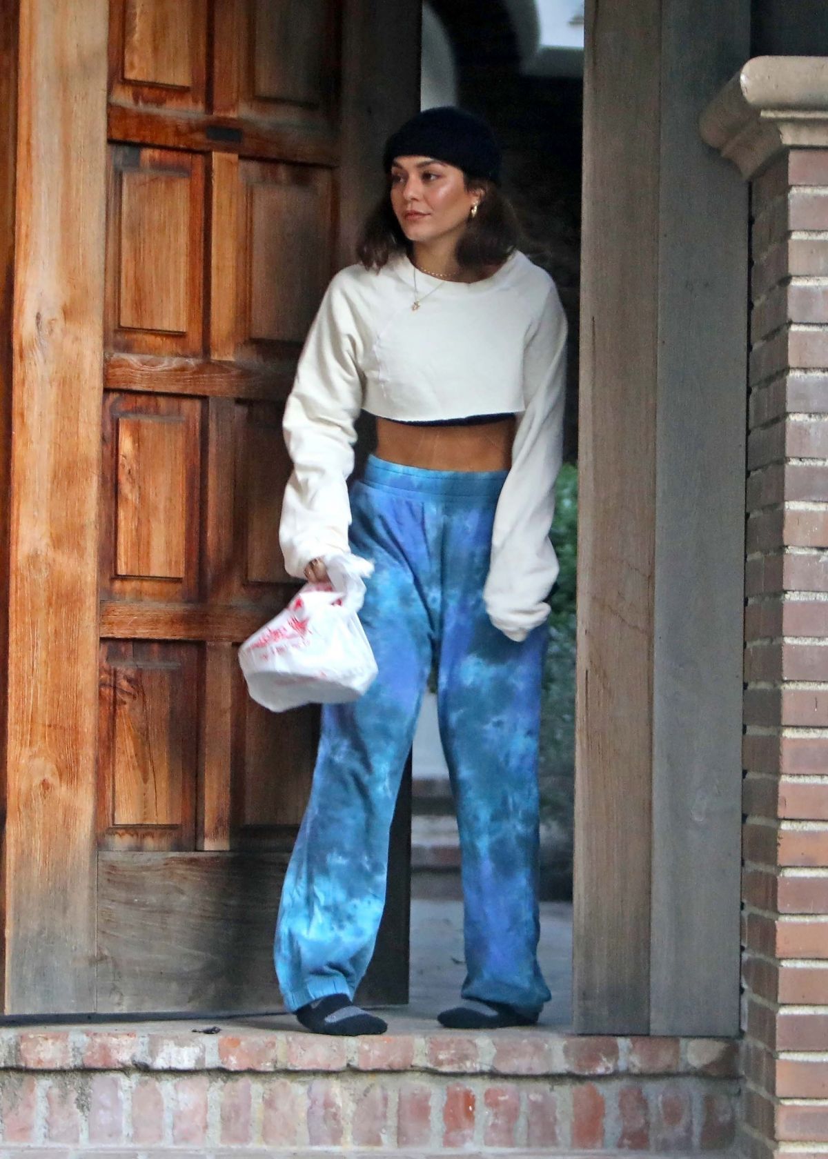 vanessa-hudgens-picking-up-food-delivery-at-her-home-in-los-angeles-11-18-2020-9.jpg