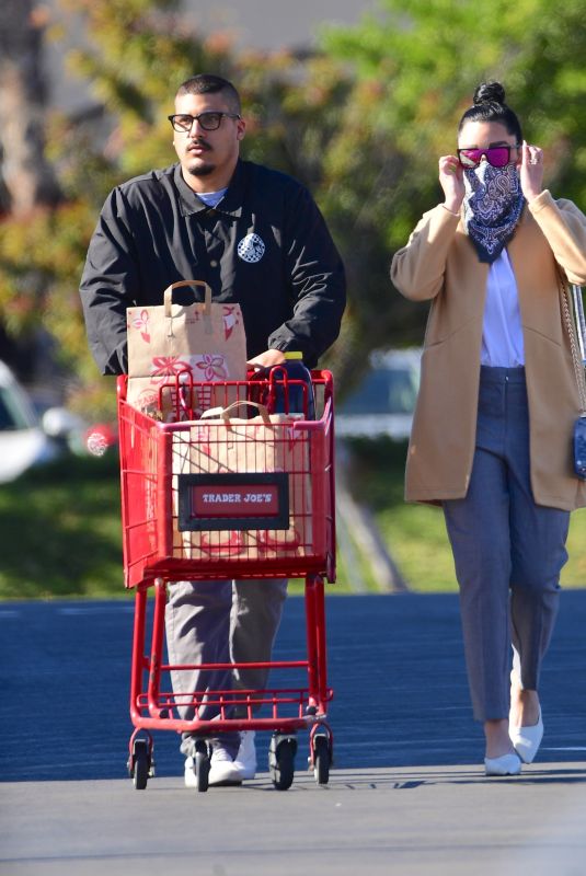 AMANDA BYNES and Paul Michael Out Shopping in Los Angeles 12/10/2020