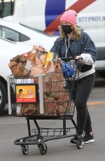 AMY POEHLER Shopping at Ralphs in Beverly Hills 12/30/2020