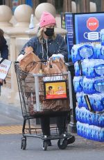 AMY POEHLER Shopping at Ralphs in Beverly Hills 12/30/2020