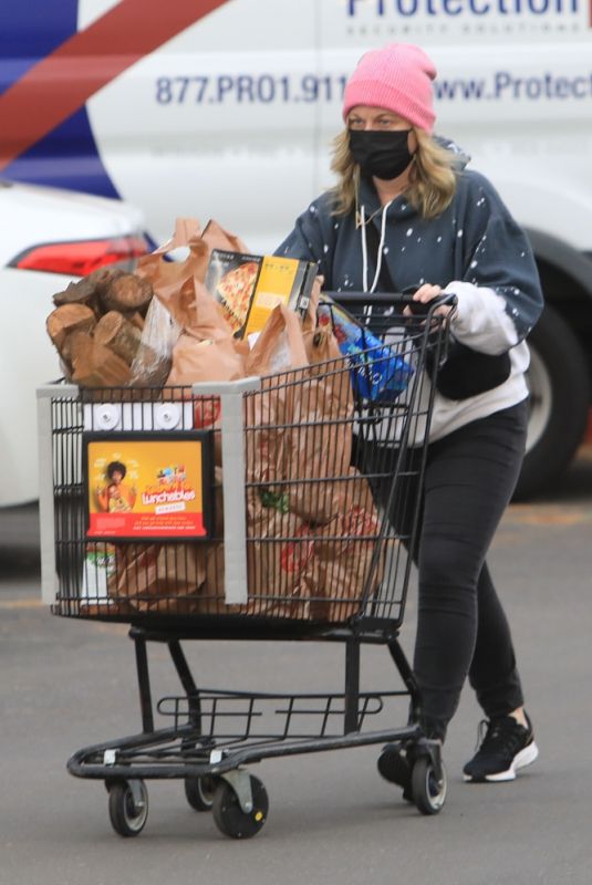 AMY POEHLER Shopping at Ralphs in Beverly Hills 12/30/2020