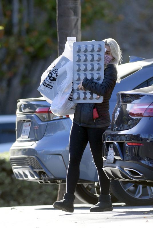 ARIEL WINTER Shopping at Bed Bath & Beyond in Los Angeles 12/14/2020