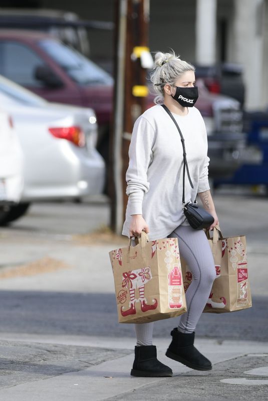 ARIEL WINTER Shopping at Trader Joe