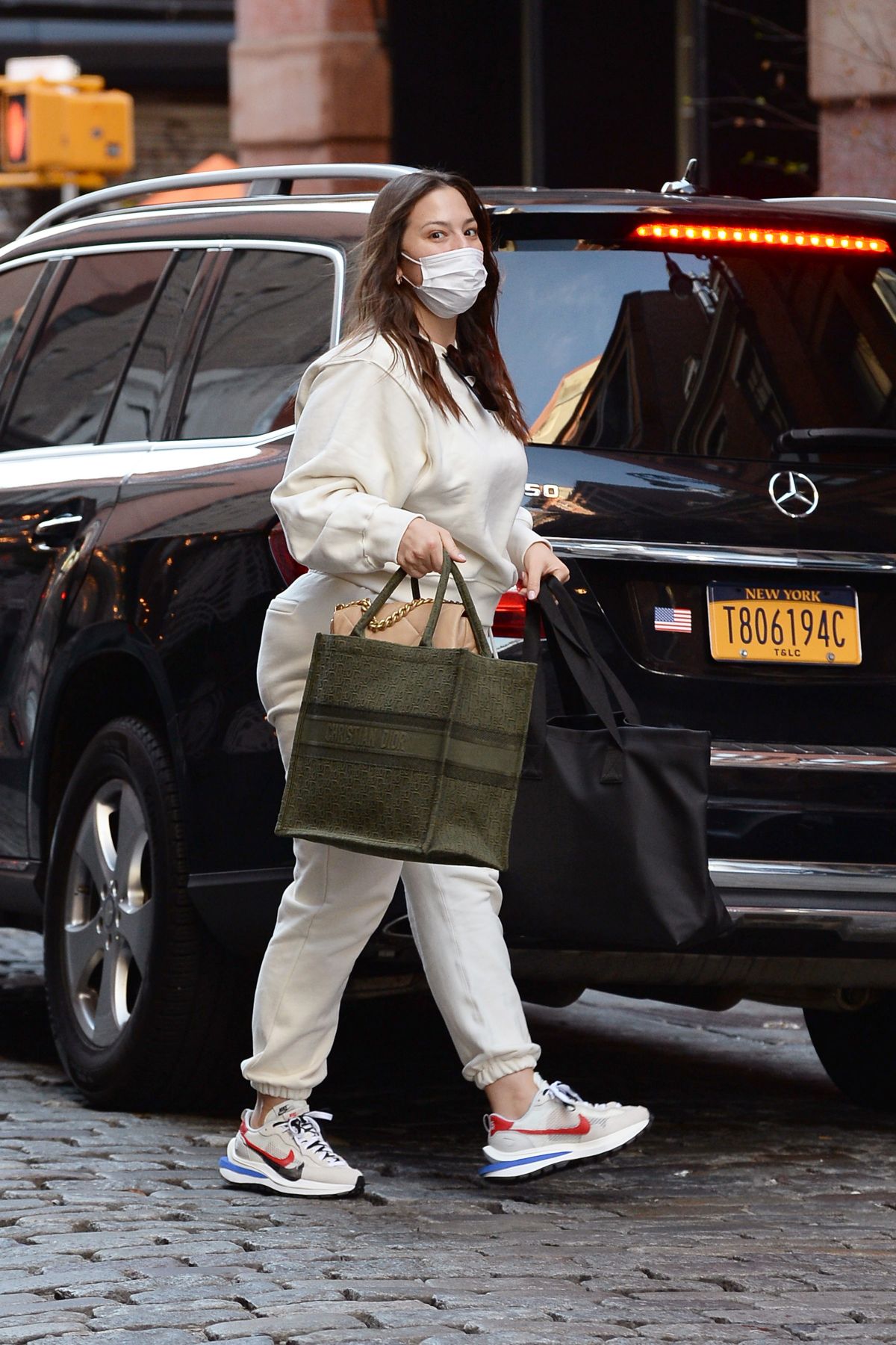 ashley-graham-arrives-at-her-hotel-in-new-york-12-18-2020-5.jpg