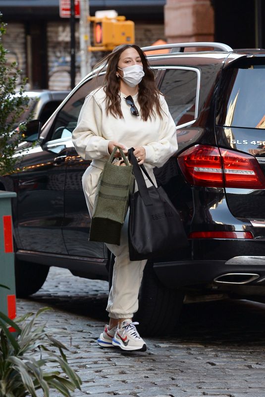 ASHLEY GRAHAM Arrives at Her Hotel in New York 12/18/2020