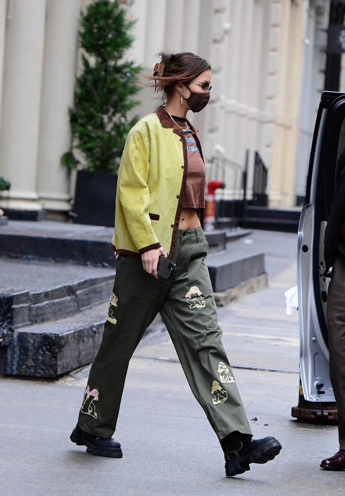 bella-hadid-arrives-at-a-photoshoot-in-new-york-12-08-2020-4.jpg