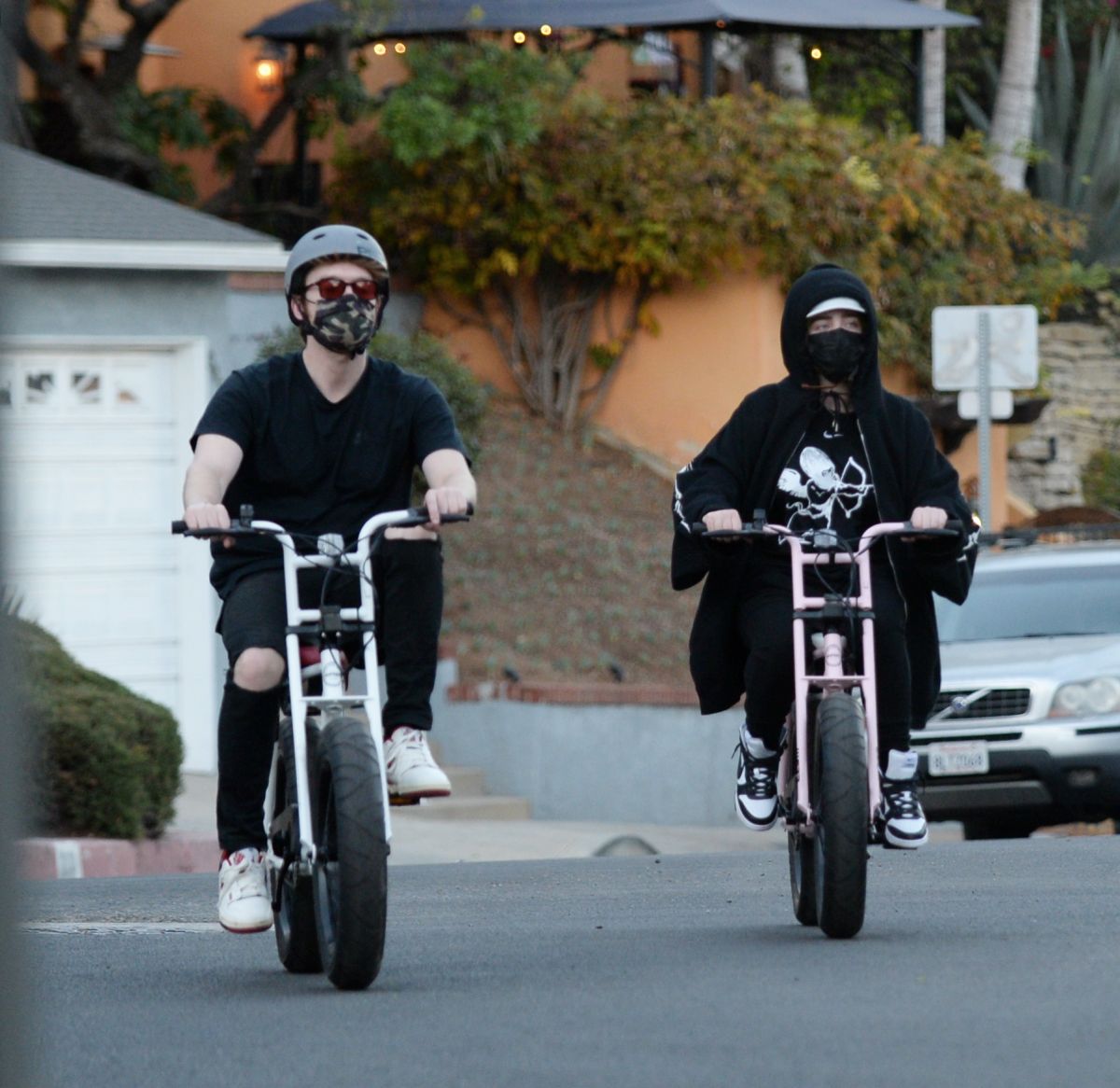 billie-eilish-and-finneas-o-connell-out-riding-bikes-in-los-angeles-12-21-2020-0.jpg