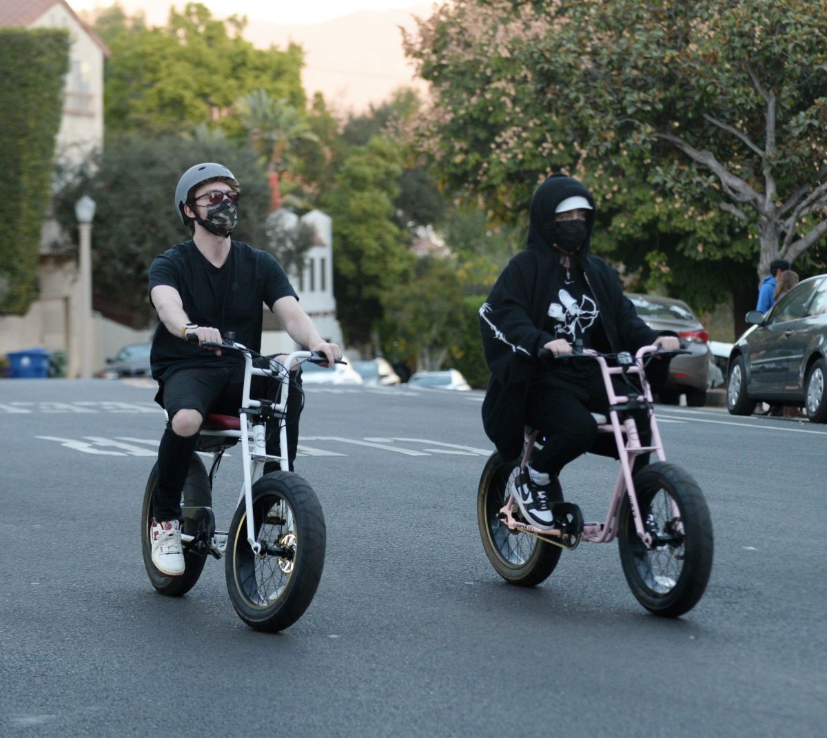 billie-eilish-and-finneas-o-connell-out-riding-bikes-in-los-angeles-12-21-2020-4.jpg