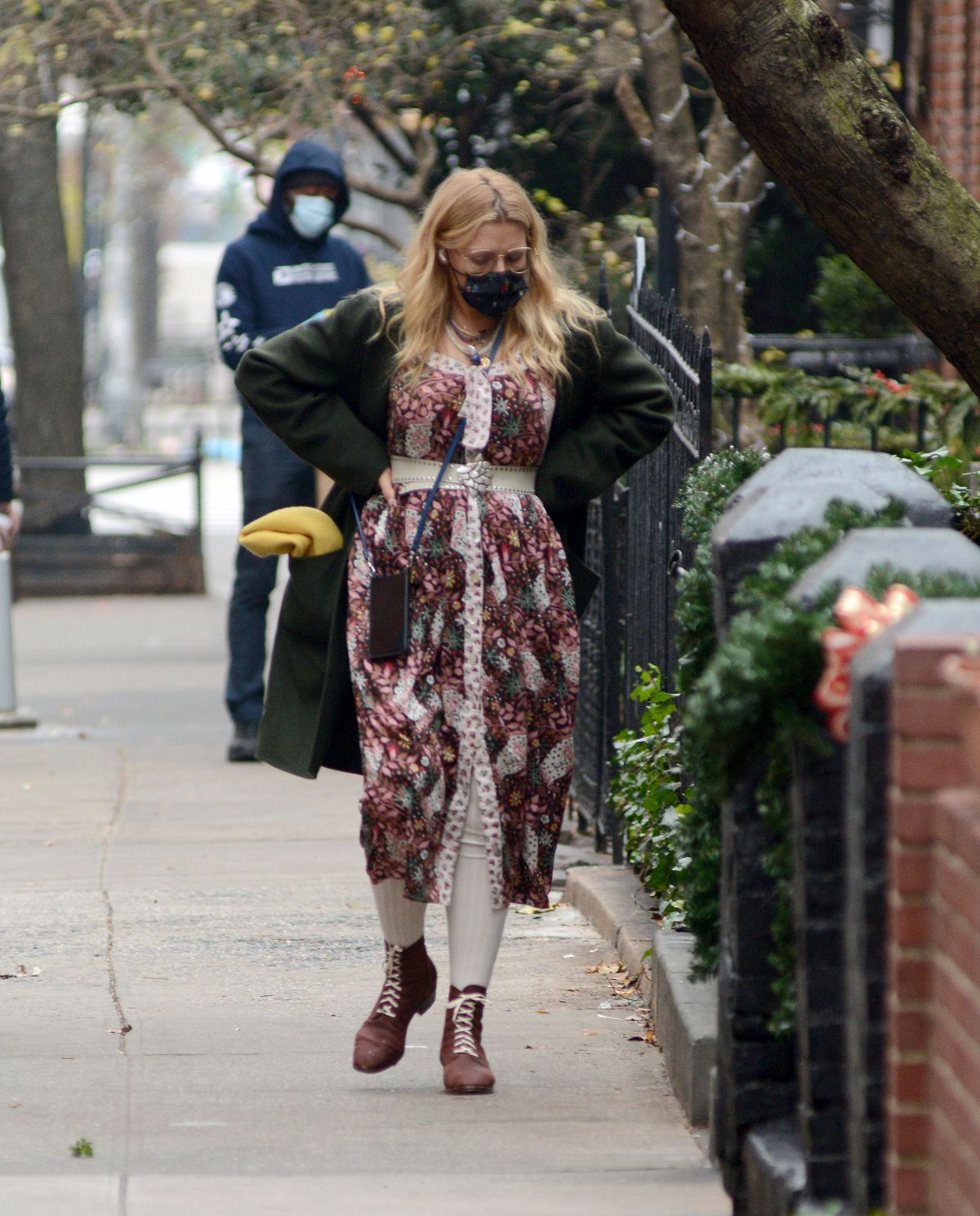 busy-philipps-out-flower-shopping-in-new-york-12-12-2020-5.jpg