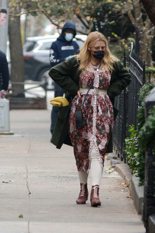 BUSY PHILIPPS Out Flower Shopping in New York 12/12/2020