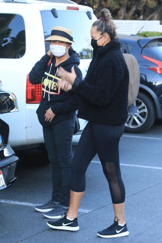 CHRISSY TEIGEN Shopping at Bristol Farms in Beverly Hills 12/05/2020