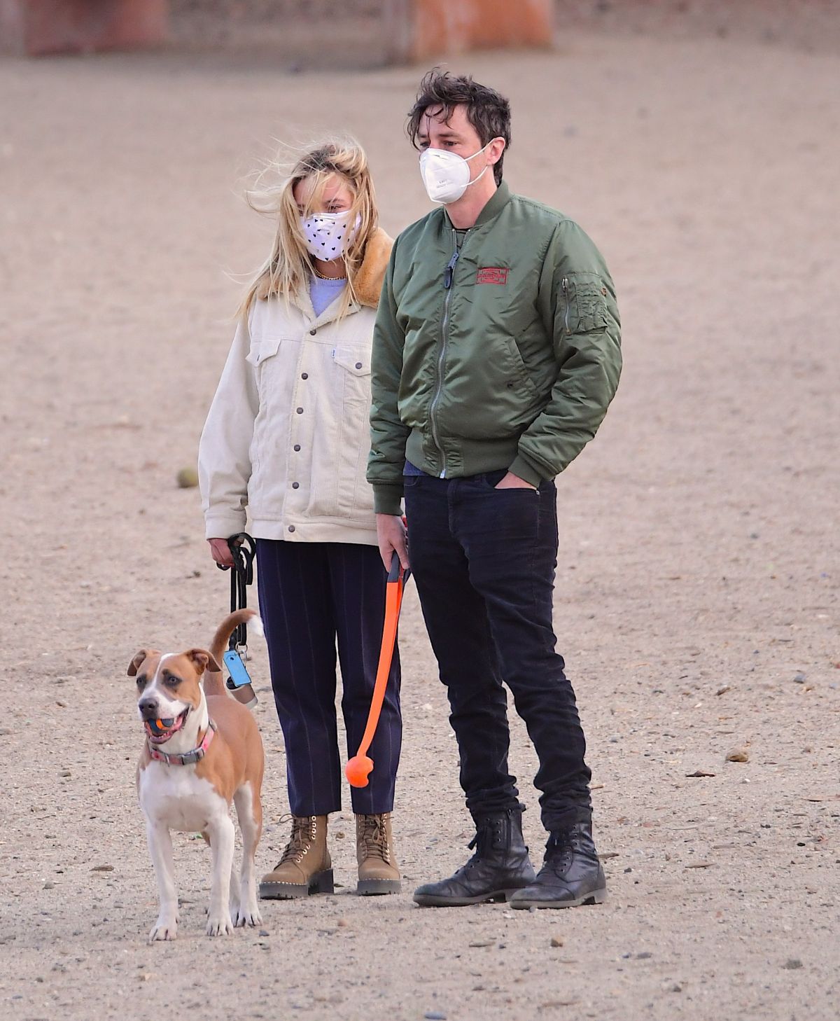 florence-pugh-and-zach-braff-out-at-a-dog-park-in-los-angeles-12-14-2020-2.jpg