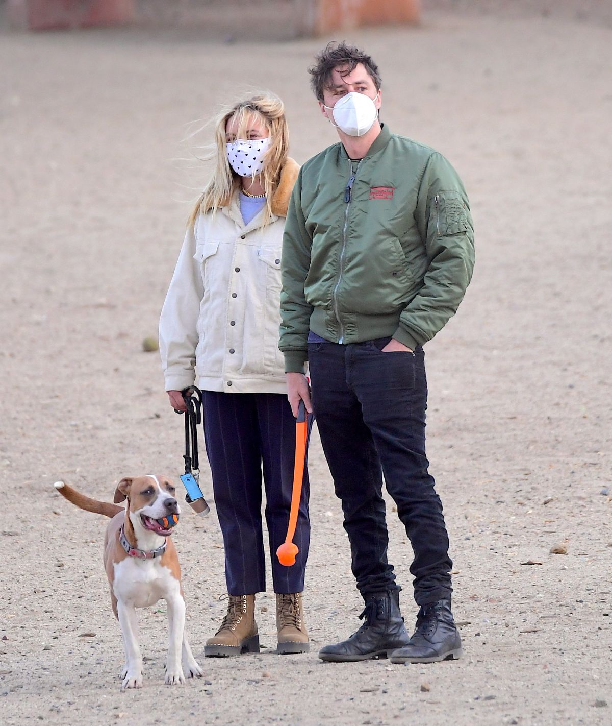 florence-pugh-and-zach-braff-out-at-a-dog-park-in-los-angeles-12-14-2020-3.jpg