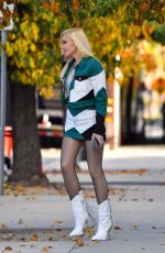 GWEN STEFANI Out and About in Pasadena 12/21/2020