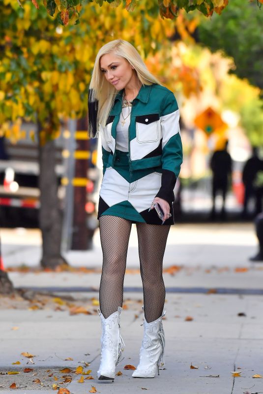 GWEN STEFANI Out and About in Pasadena 12/21/2020