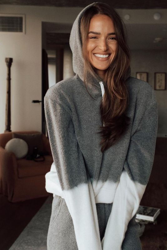 HELEN OWEN - Instagram Photos 12/01/2020