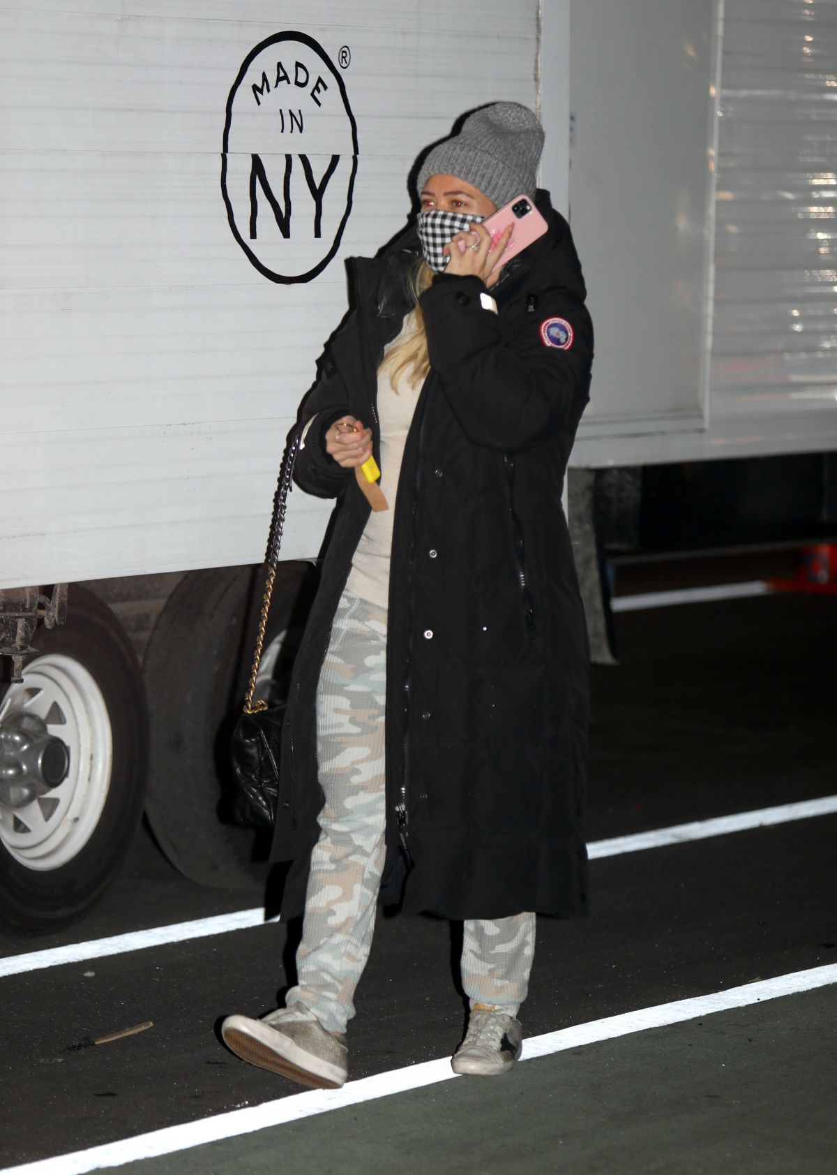 hilary-duff-arrives-on-the-set-of-younger-in-new-york-12-11-2020-0.jpg