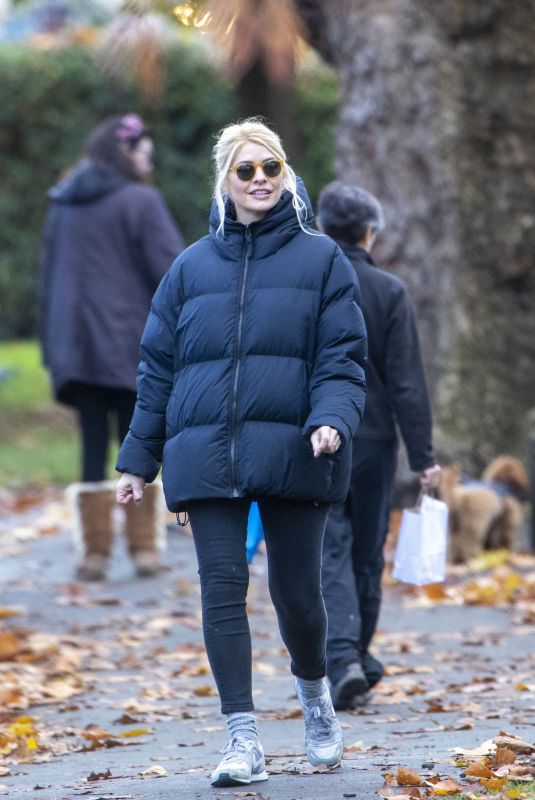 HOLLY WILLOGHBY Out and About in London 11/10/2020