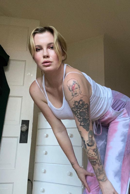 IRELAND BALDWIN - Instagram Photos 12/17/2020