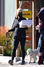 JAMIE LEE CURTIS Picks Up Pizza in Los Angeles 12/27/2020