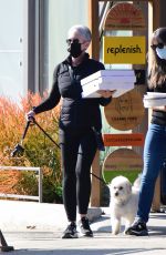 JAMIE LEE CURTIS Picks Up Pizza in Los Angeles 12/27/2020