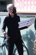JAMIE LEE CURTIS Picks Up Pizza in Los Angeles 12/27/2020