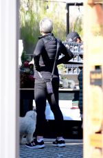 JAMIE LEE CURTIS Picks Up Pizza in Los Angeles 12/27/2020