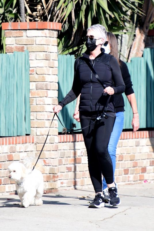 JAMIE LEE CURTIS Picks Up Pizza in Los Angeles 12/27/2020