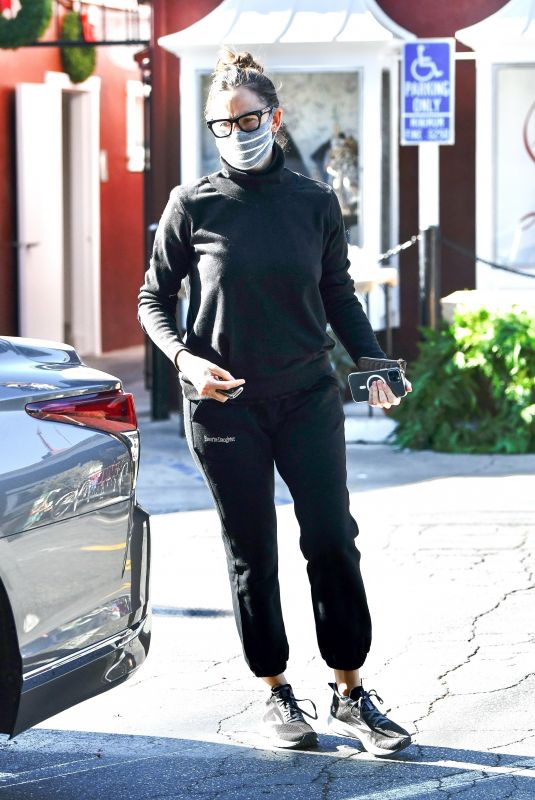 JENNIFER GARNER Out Shopping at Brentwood Mart 12/09/2020