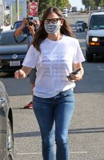 JENNIFER GARNER Shopping at Brentwood Country Mart 12/10/2020