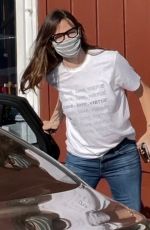 JENNIFER GARNER Shopping at Brentwood Country Mart 12/10/2020