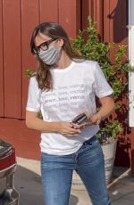 JENNIFER GARNER Shopping at Brentwood Country Mart 12/10/2020