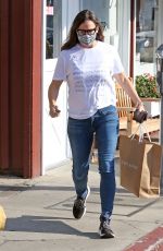 JENNIFER GARNER Shopping at Brentwood Country Mart 12/10/2020
